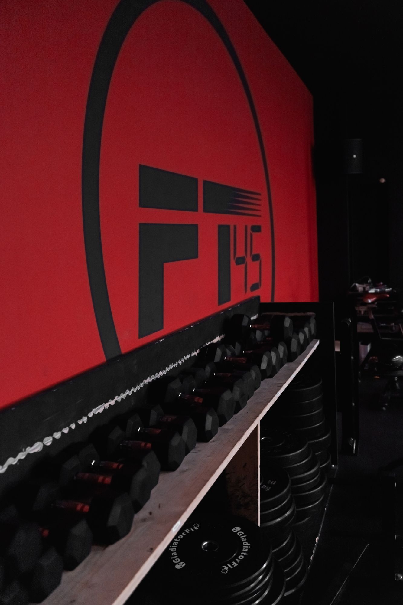 Le mur FT45 au-dessus des haltères